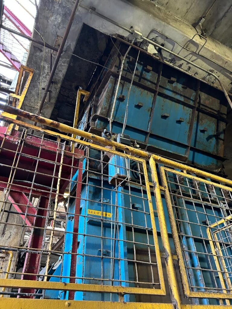 A imagem demonstra grades de proteção em torno de uma caldeiraria.