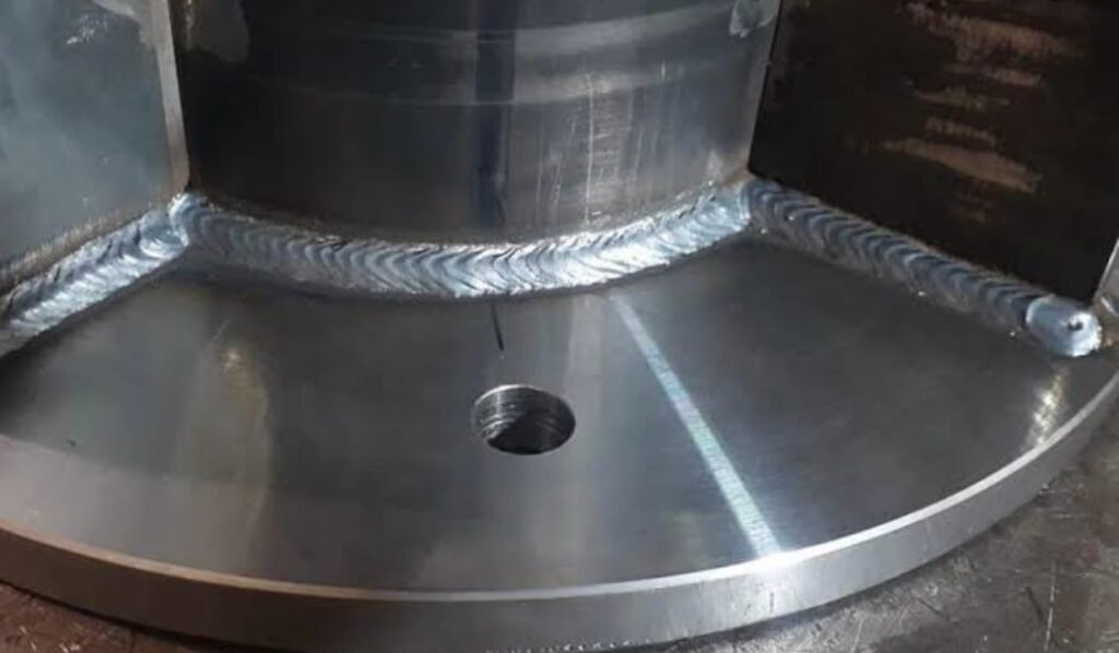 A imagem demonstra o resultado concreto em um furo para fixação de uma base metálica.