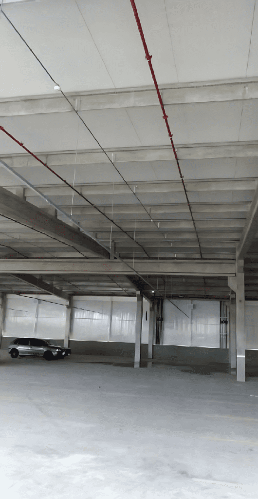 Imagem demonstra resultados concretos da FWA na montagem de uma uma tubulação de incêndio com sprinklers em uma garagem.