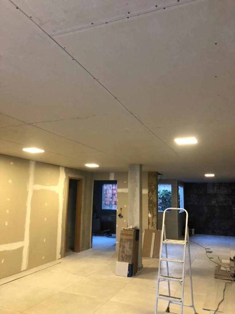 A imagem demonstra a visão dos paineis de led dos resultados concretos na entrega de um serviço de iluminação residencial.