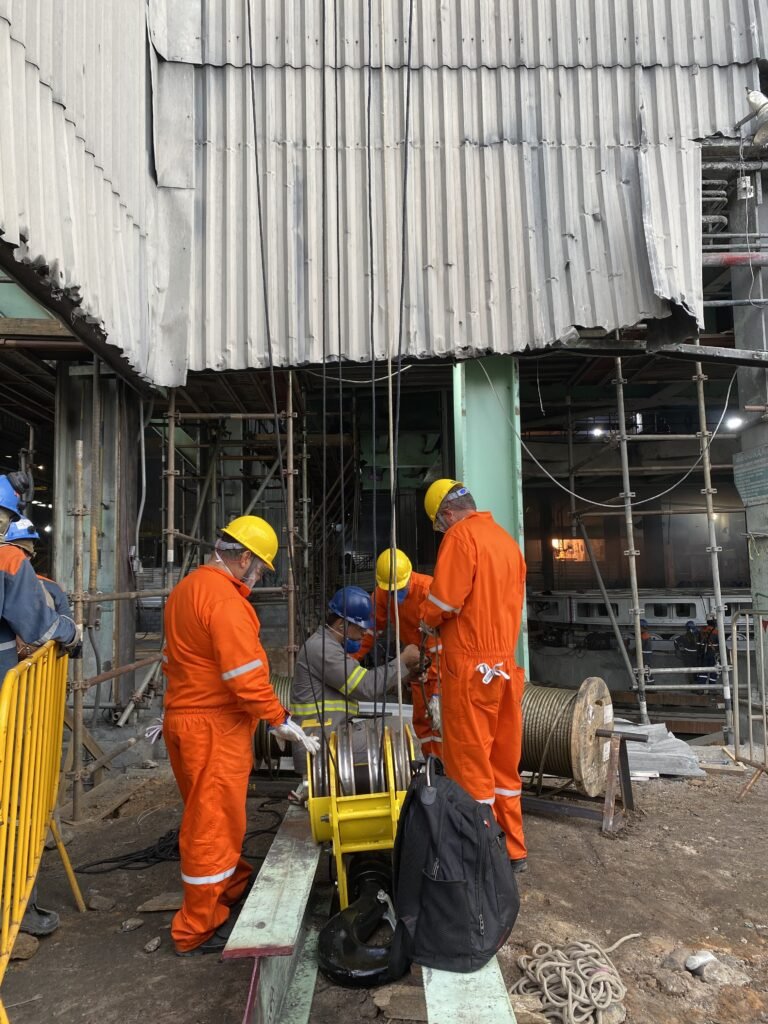 A imagem demonstra um grupo de trabalhadores realizando a montagem do gancho de uma ponte rolante como resultados concretos da FWA.
