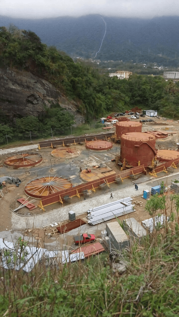 A imagem demonstra um grande pátio de tanques em obra como resultados concretos.
