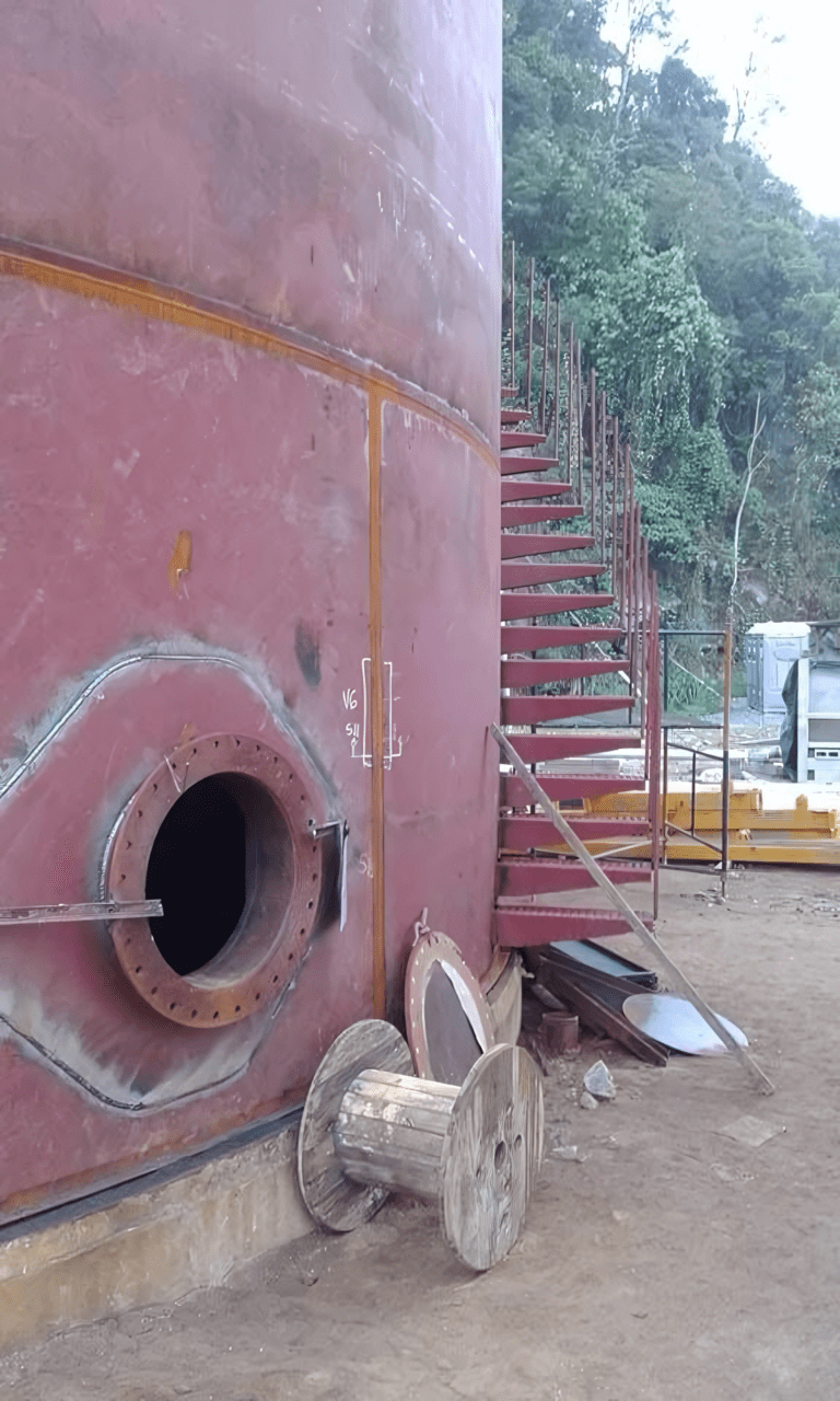 A imagem demonstra um tanque com uma abertura onde será engatada uma tubulação.