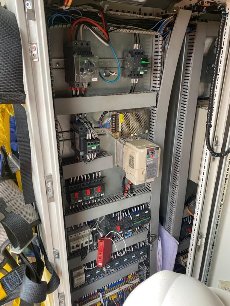 A imagem demonstra um painel elétrico necessário para alimentar um sistema de ponte rolante e obter resultados concretos.