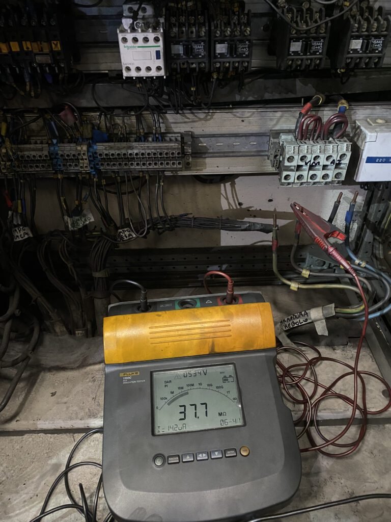 A imagem demonstra um aparelho de medição de resistência de isolamento de motor, obtendo resultados concretos de trinta e sete ponto sete mega ohms.