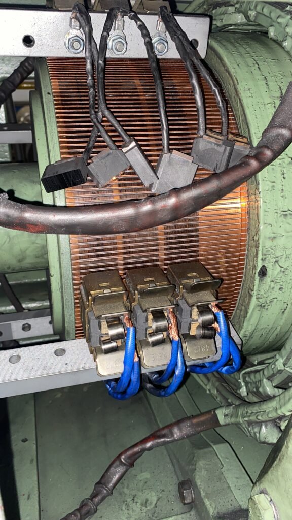 A imagem demonstra um grupo de escovas de um motor elétrico já gastas.