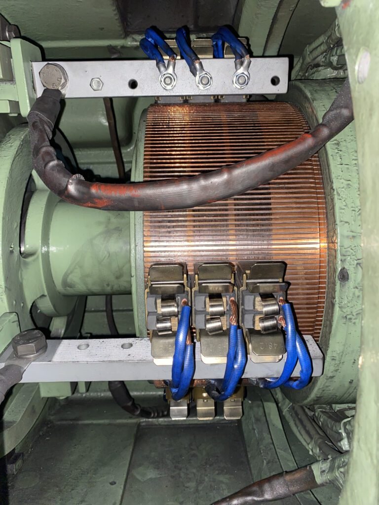 A imagem demonstra os resultados concretos na troca de um grupo de escovas de um motor elétrico.