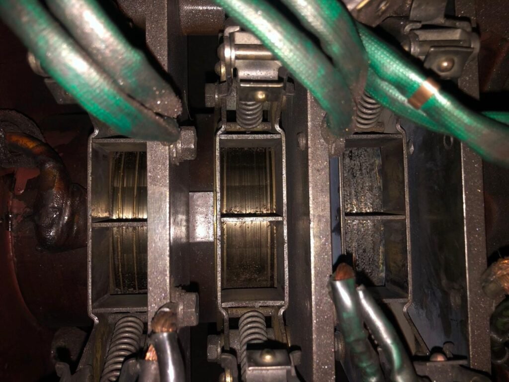 A imagem demonstra um rotor de um motor antes de uma manutenção.