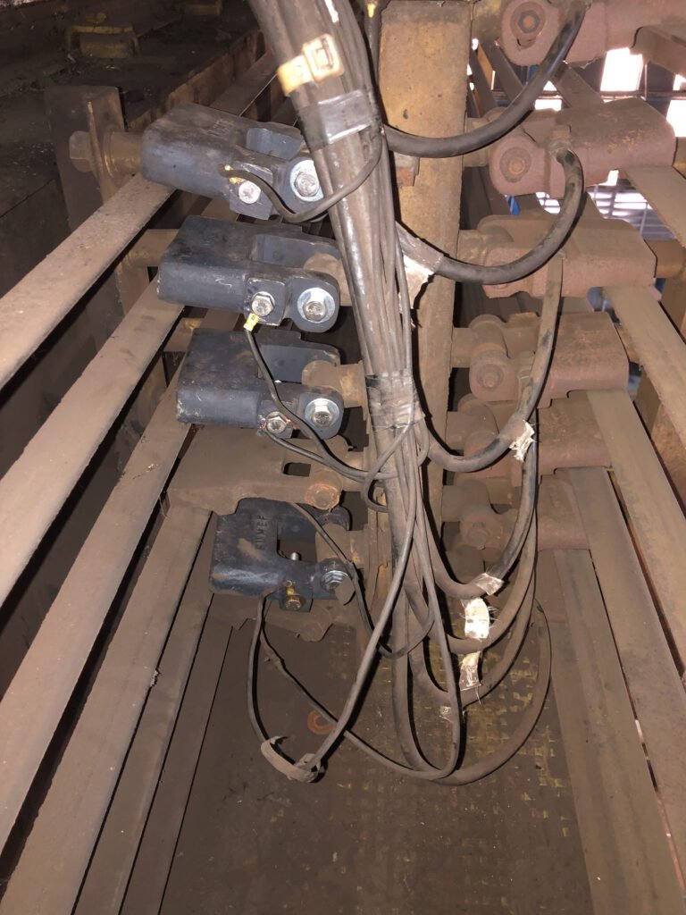A imagem demonstra a manutenção em um grupo de sapadas de ponte rolante amostrando os resultados concretos na troca das sapatas.