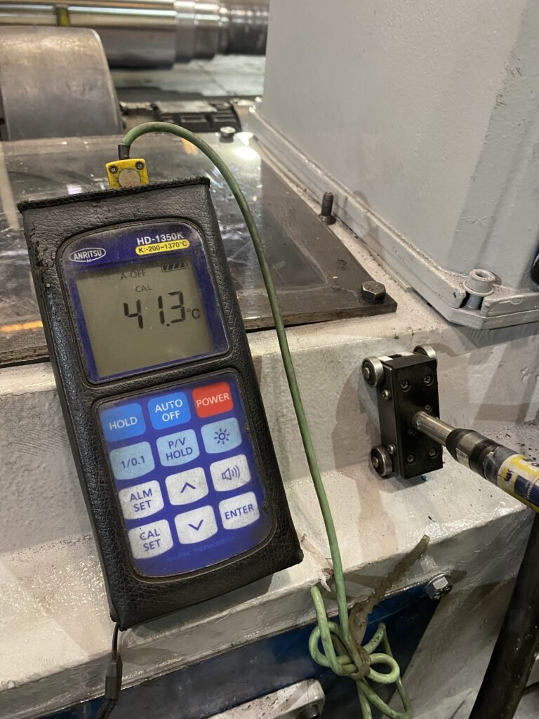 A imagem demonstra um aparelho de medição de temperatura, obtendo resultados concretos de quarenta e um ponto três graus Celsius.